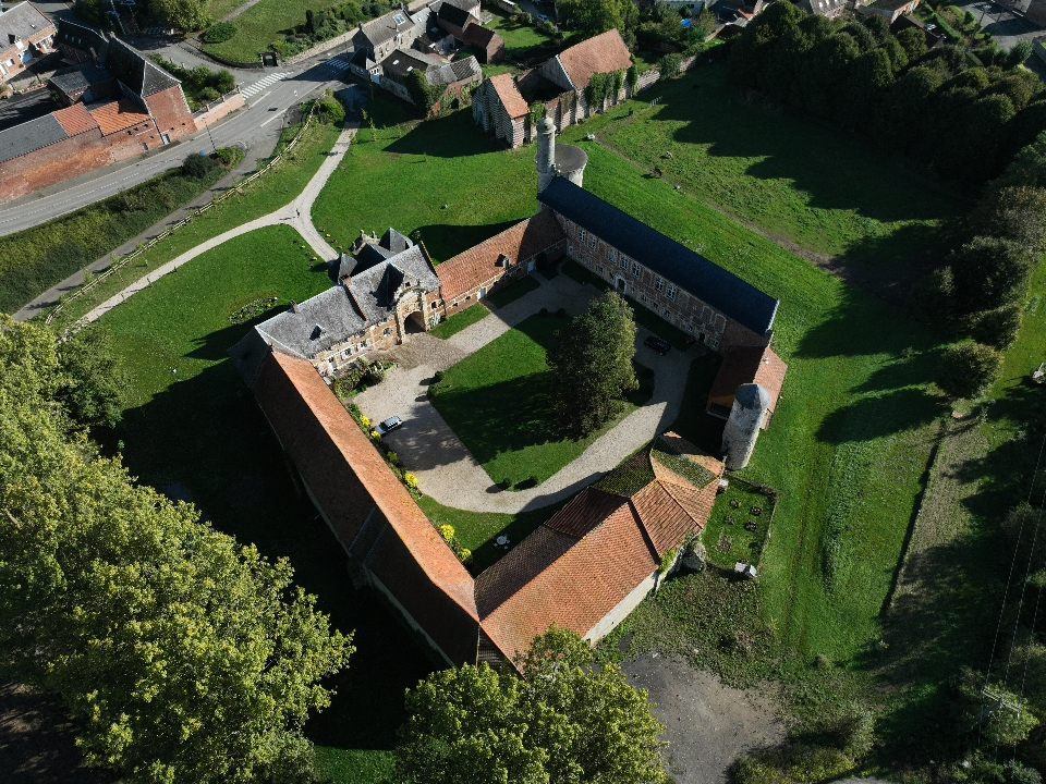 Vue aérienne d'une ferme fortifiée