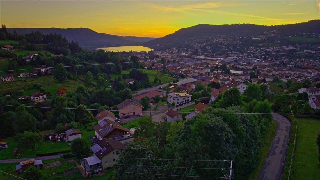Panorama d'une commune au coucher du soleil
